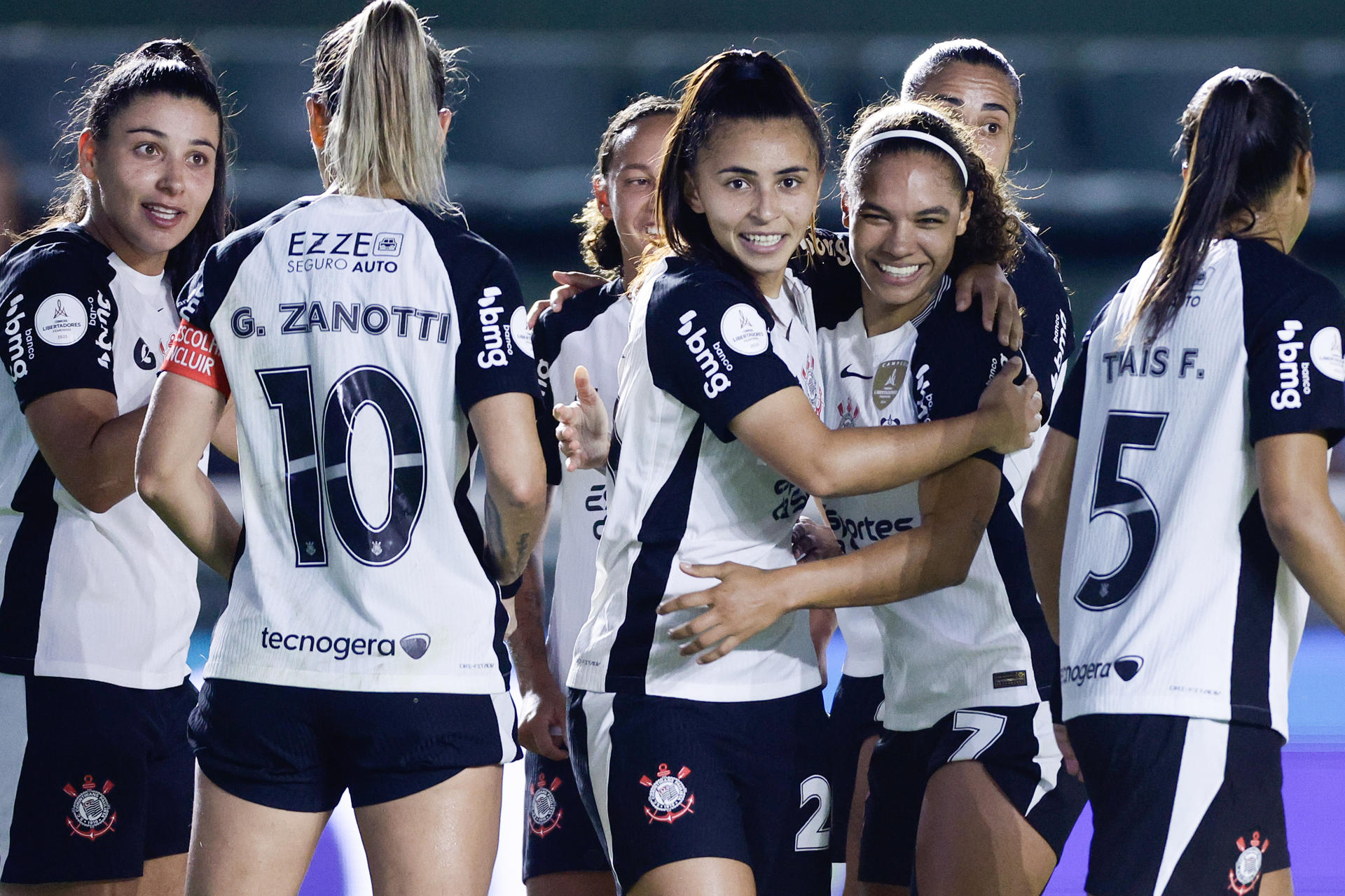 Jugadoras del Corinthians celebran este miércoles la clasificación a la final de la Copa Libertadores tras imponerse en tanda de penaltis a Ferroviaria en el estadio Florencio Sola, de Banfield. EFE/ Juan Ignacio Roncoroni
