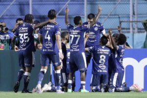 Jugadores de Motagua celebran este martes un gol en el partido de cuartos de final de la Copa Centroamericana que ganó Alajuelense enTegucigalpa. EFE/ STR