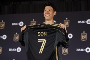 La estrella del fútbol surcoreano Son Heung-min sostiene la camiseta de Los Angeles Football Club (LAFC), durante su presentación como jugador del club de la MLS. EFE/EPA/CAROLINE BREHMAN