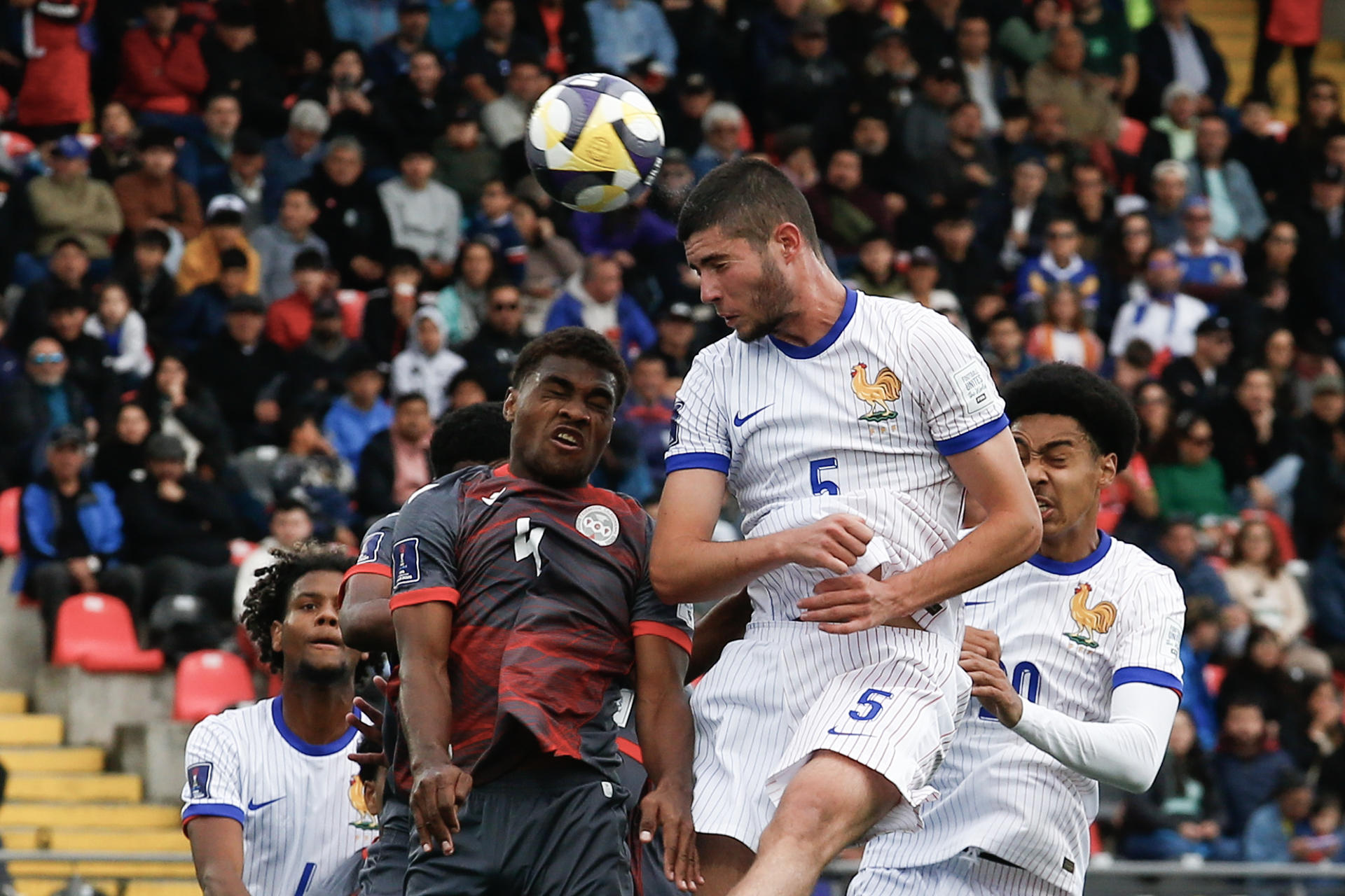Wadria Hanye (i), de Nueva Caledonia, disputa el balón con Elyaz Zidane, de Francia, en el cierre del grupo E del Mundial Sub-20 en Talca (Chile). EFE/Benjamín Hernández