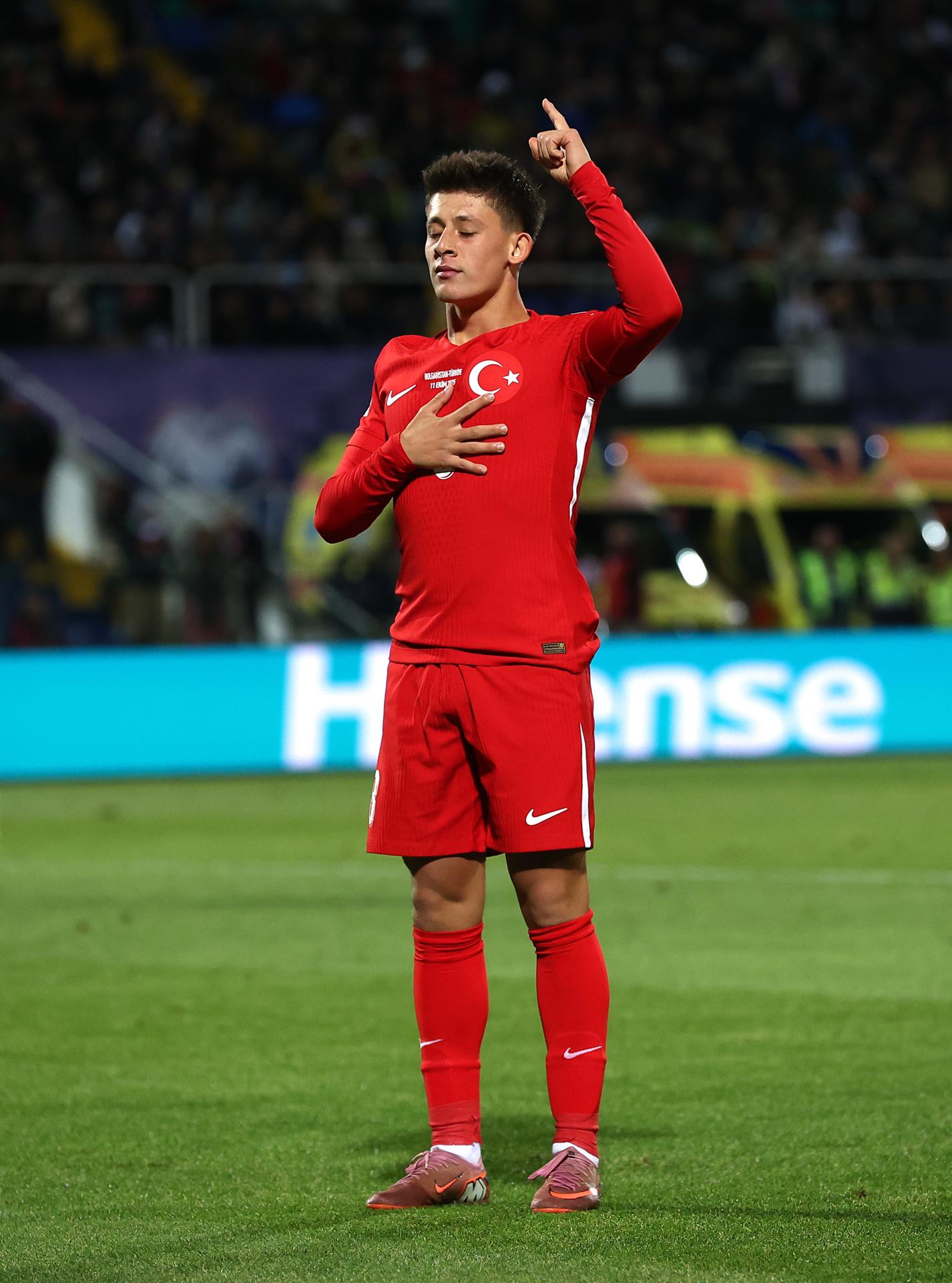 EL jugador turco Arda Guler (I) dispara a puerta en presencia del defensa búlgaro Rosen Bozhinov (d) durante el partido de clasificación al Mundial 2026 correspondiente al grupo E que han jugado Bulgaria y Turquía en Sofia, Bulgaria. EFE/EPA/BORISLAV TROSHEV 