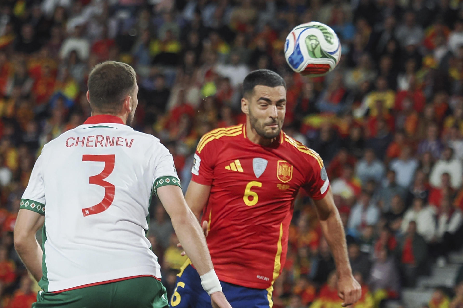 El centrocampista de la selección española de fútbol Mikel Merino (d) remata de cabeza para marcar su gol en el partido de clasificación para el Mundial 2026 que los combinados nacionales de España y Bulgaria disputan este martes en el estadio José Zorrilla, en Valladolid. EFE/R. García 