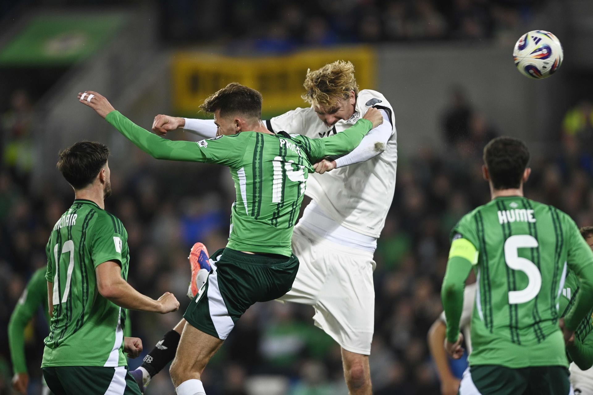 El alemán Nick Woltemade (d) marca el 0-1 uno ante Irlanda del Norte en la fase de clasificación para el Mundial 2026 jugado en Belfast. EFE/EPA/MARK MARLOW