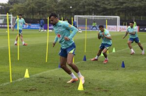 Jugadores de la selección nacional de Brasil en acción durante una sesión de entrenamiento en el Estadio Goyang en Goyang, provincia de Gyeonggi-do, Corea del Sur. Brasil se está preparando para un partido amistoso contra Corea del Sur en el Estadio Mundialista de Sangam en Seúl. EFE/EPA/JEON HEON-KYUN