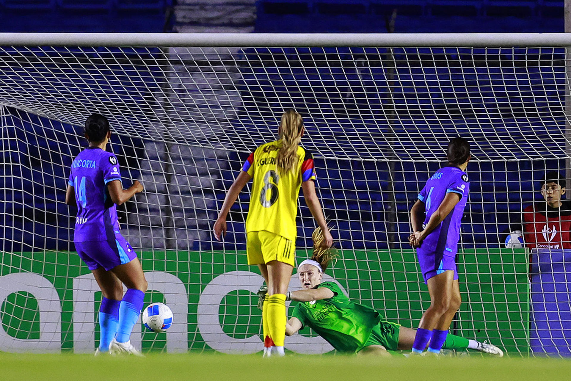 McKinley Crone (c) de Orlando Pride recibe un gol este martes, en un partido de la fase de grupos de la Copa de Campeonas de Concacaf entre América femenil y Orlando Pride en el estadio Ciudad de los Deportes en Ciudad de México (México). EFE/ Sáshenka Gutiérrez 