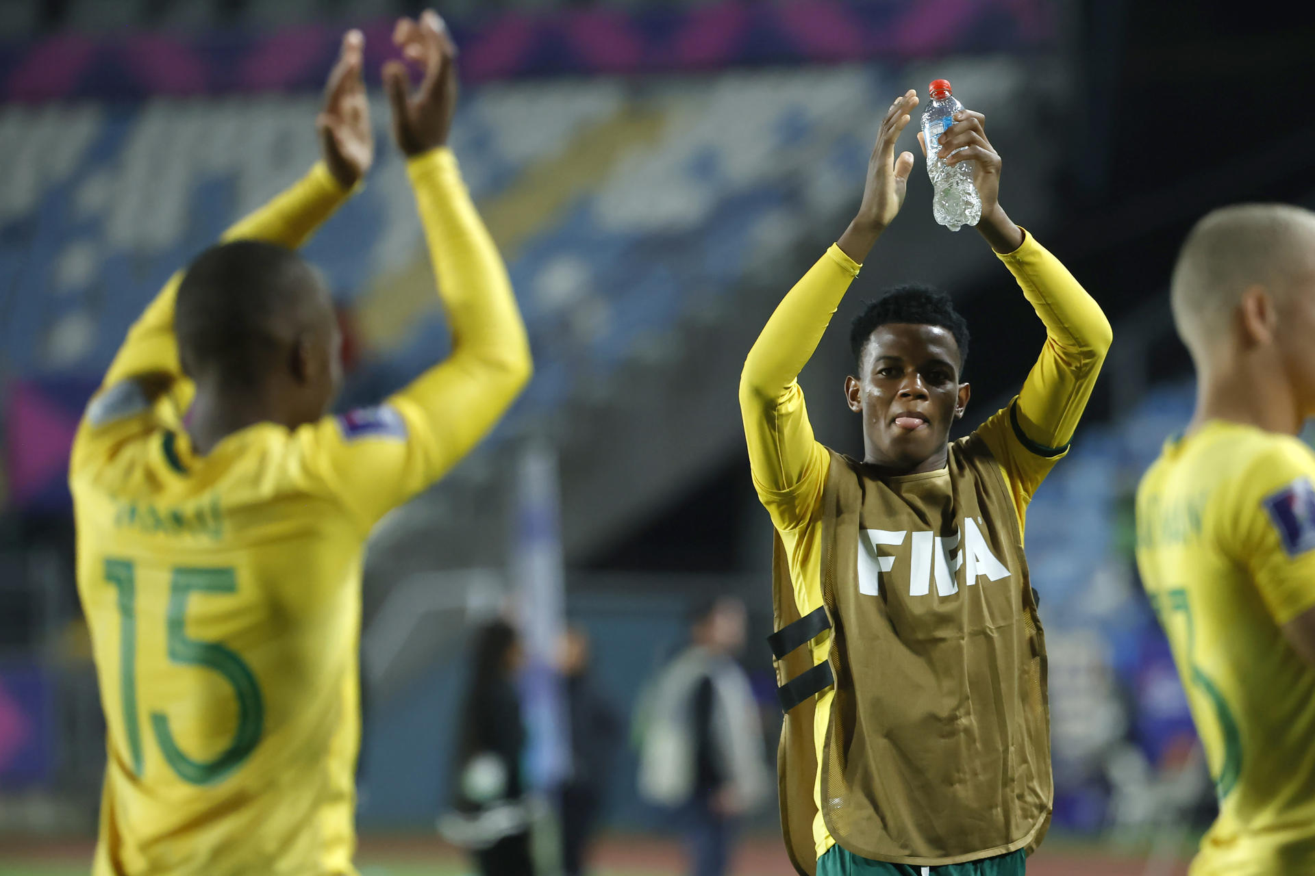 Jugadores de la selección sub-20 de Sudáfrica celebran este jueves la goleada por 5-0 infligida a la de Nueva Caledonia en partido de la segunda jornada de la fase de grupos del Mundial de la categoría jugado en el estadio El Teniente, de la ciudad chilena de Rancagua. EFE/ Elvis González 
