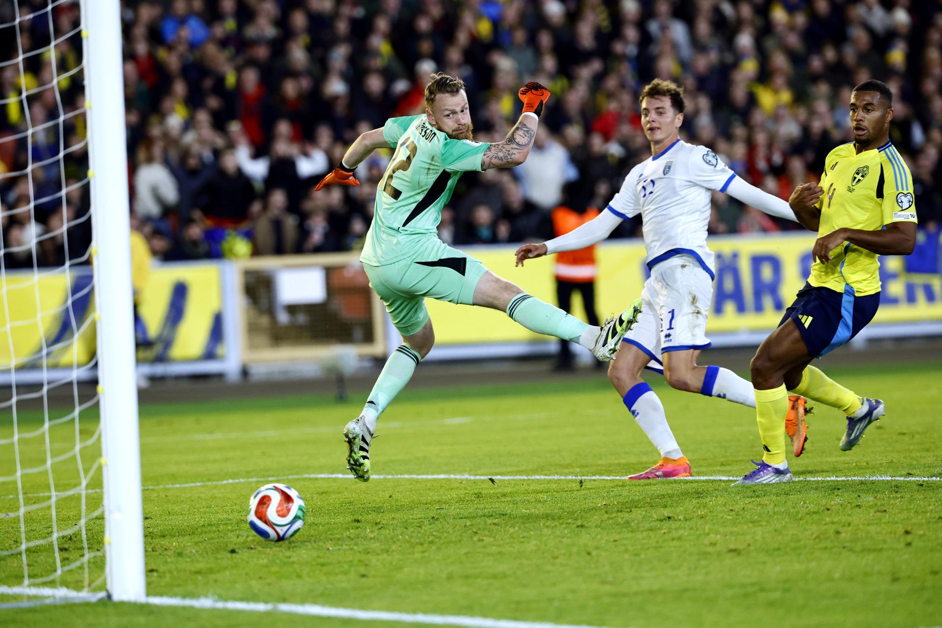 Fisnik Asllani marca el gol de la victoria de Kosovo en Suecia en la fase de clasificación para el Mundial. EFE/EPA/Adam Ihse 
