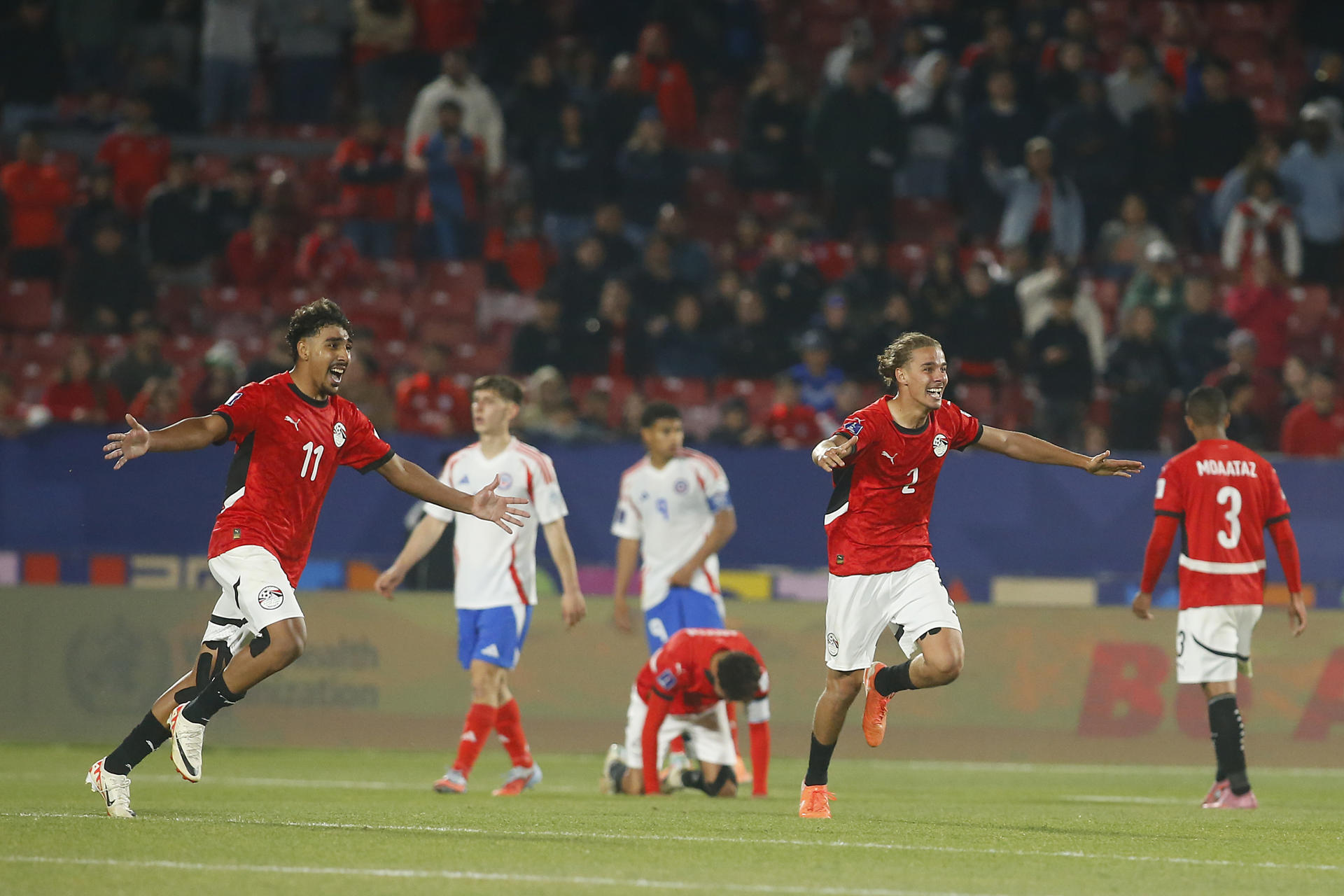 Jugadores de la selección sub-20 de Egipto celebran este viernes el triunfo de remontada por 2-1 sobre Chile en partido de cierre del Grupo A del Mundial de la categoría jugado en el estadio Nacional de Santiago. EFE/ Esteban Garay 