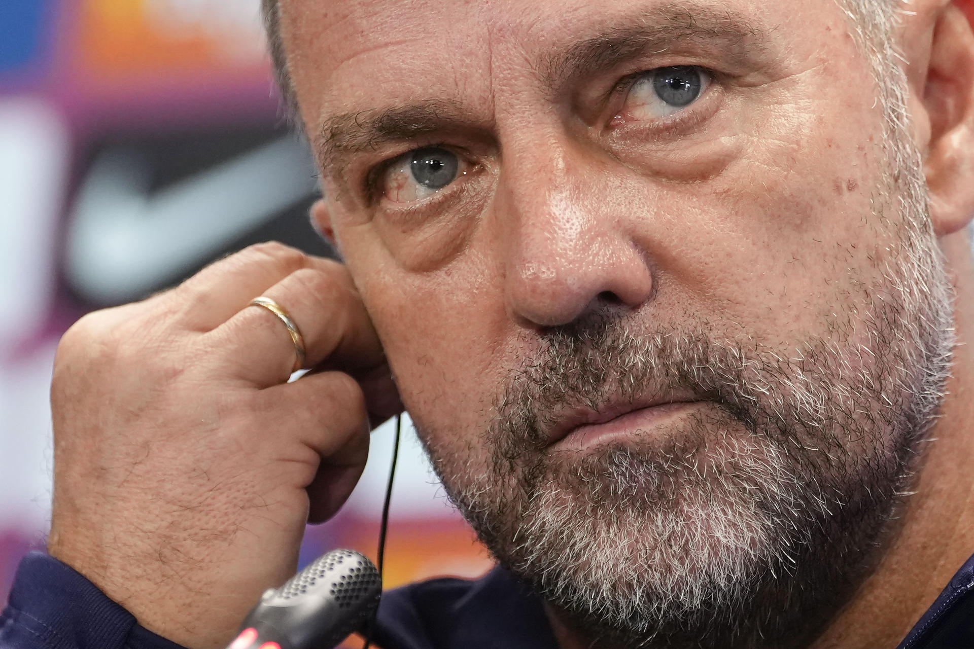 El entrenador del FC Barcelona, Hansi Flick, durante la rueda de prensa posterior al entrenamiento que su equipo ha realizado en la ciudad deportiva Joan Gamper para preparar el partido de LaLiga que mañana disputarán ante el Girona FC. EFE/Enric Fontcuberta 