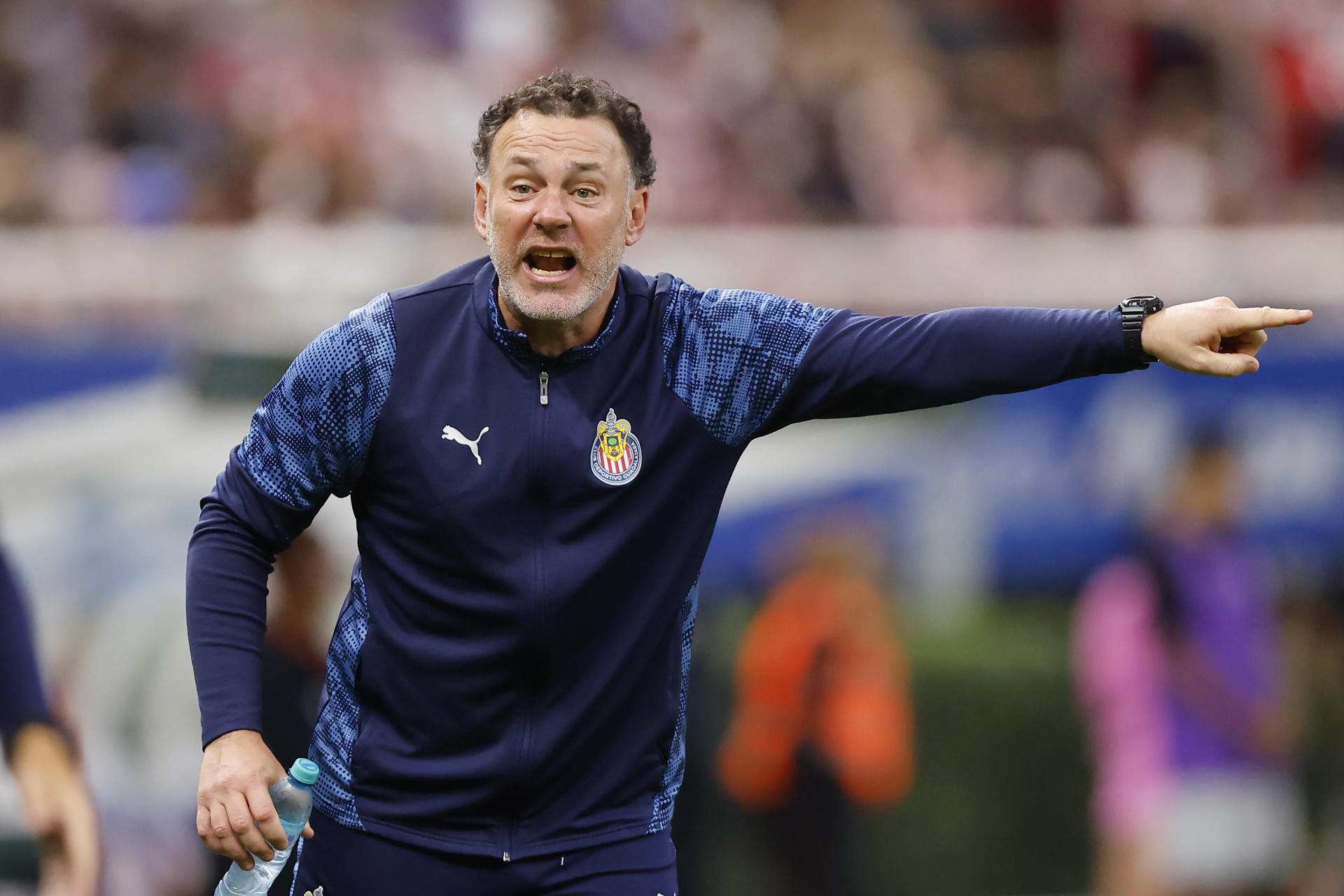 Gabriel Milito, entrenador de Guadalajara, dirige este sábado durante un partido de la Liga MX contra el Atlas en el Estadio Akron (México). EFE/ Francisco Guasco 