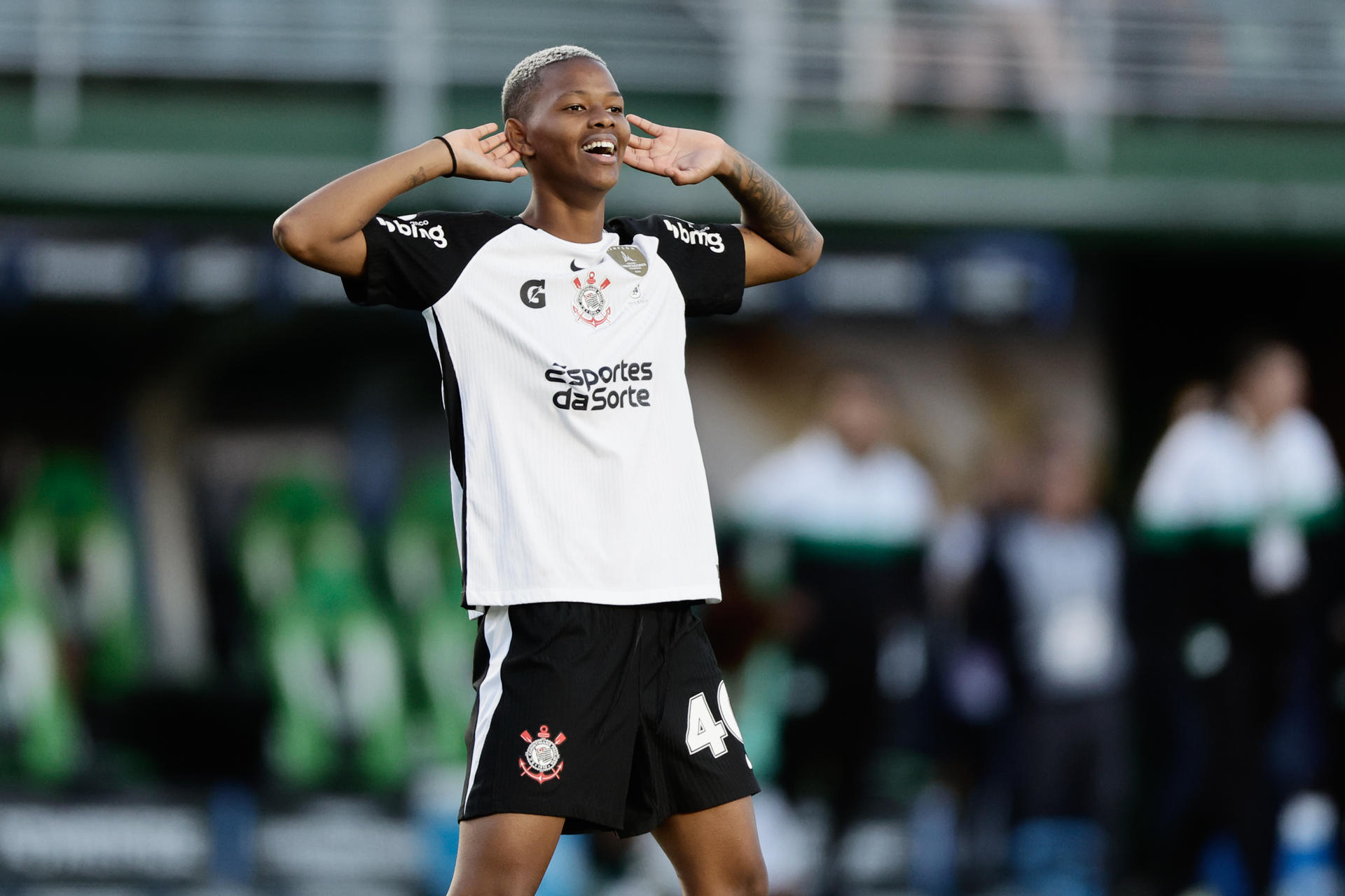 La brasileña Jhonson acertó el lanzamiento decisivo en tanda de penaltis (5-3) que garantizó este sábado a Corinthians la conquista del sexto título de la Copa Libertadores en la final contra Deportivo Cali jugada en el estadio argentino Florencio Sola en Banfield. EFE/ Juan Ignacio Roncoroni