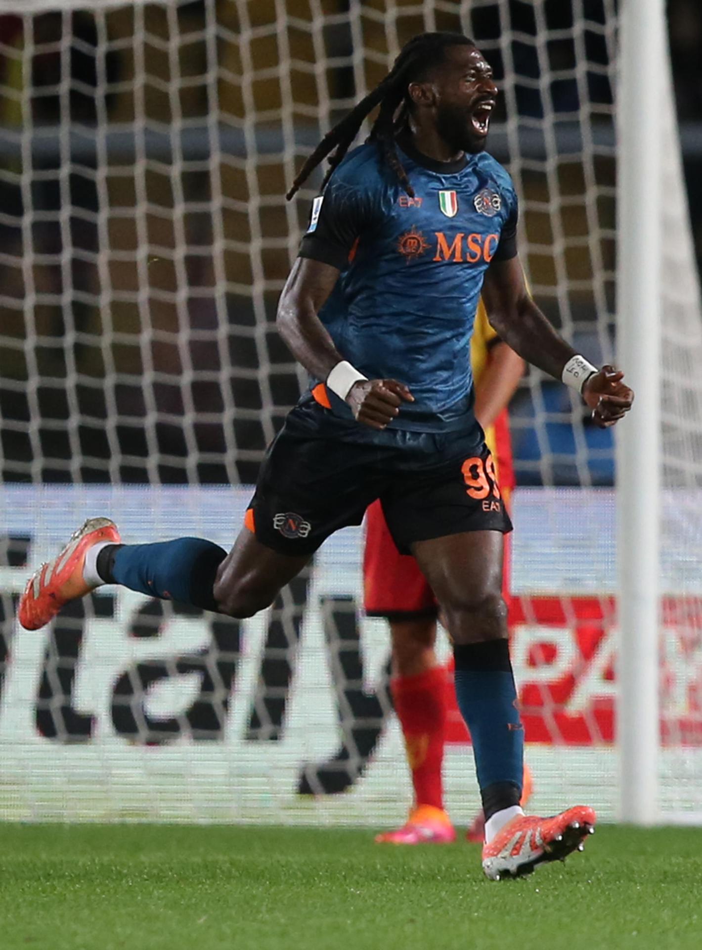El jugador del SSC Napoli Frank Anguissa (C) celebra el 0-1 durante el partido de la Serie A que han jugado US Lecce y SSC Napoli en el Via del Mare stadium en Lecce, Italia. EFE/EPA/ABBONDANZA SCURO LEZZI 