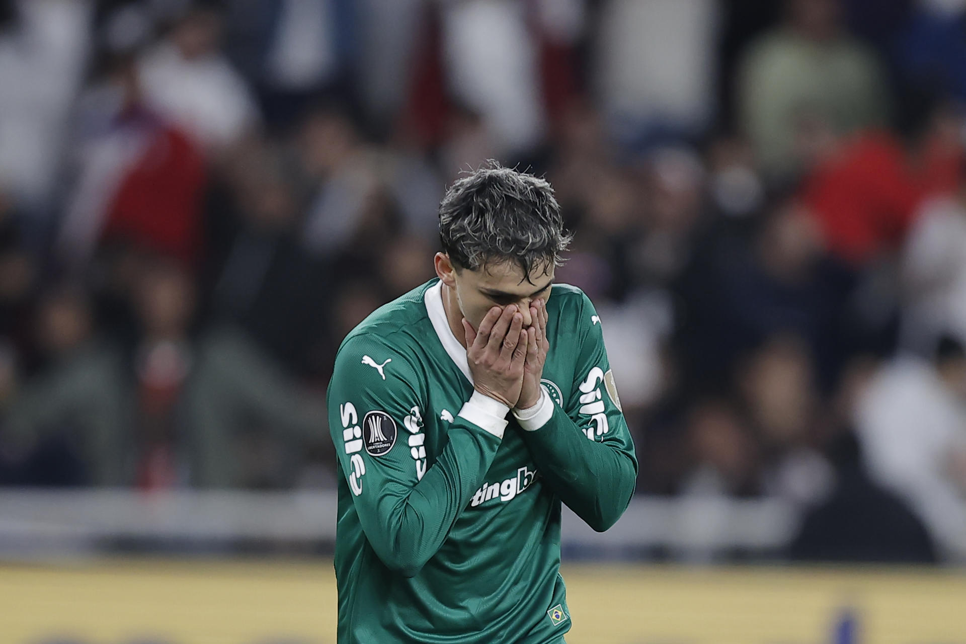 Ramón Sosa, de Palmeiras, reacciona este jueves con impotencia en el partido de semifinales de la Copa Libertadores frente a LDU Quito en el estadio Rodrigo Paz Delgado, en Quito (Ecuador). EFE/ José Jácome 