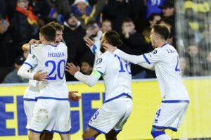 Fisnik Asllani celebra son sus compañeros el gol de la victoria de Kosovo en Suecia en la fase de clasificación para el Mundial. EFE/EPA/Adam Ihse