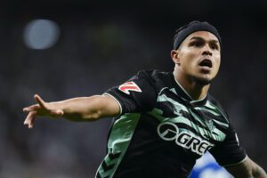 El jugador del Betis Cucho Fernández (i) celebra después de anotar contra el Espanyol durante un partido de LaLiga EA Sports de fútbol entre el conjunto catalán y el Betis en el RCDE Stadium en Barcelona. EFE/ Enric Fontcuberta