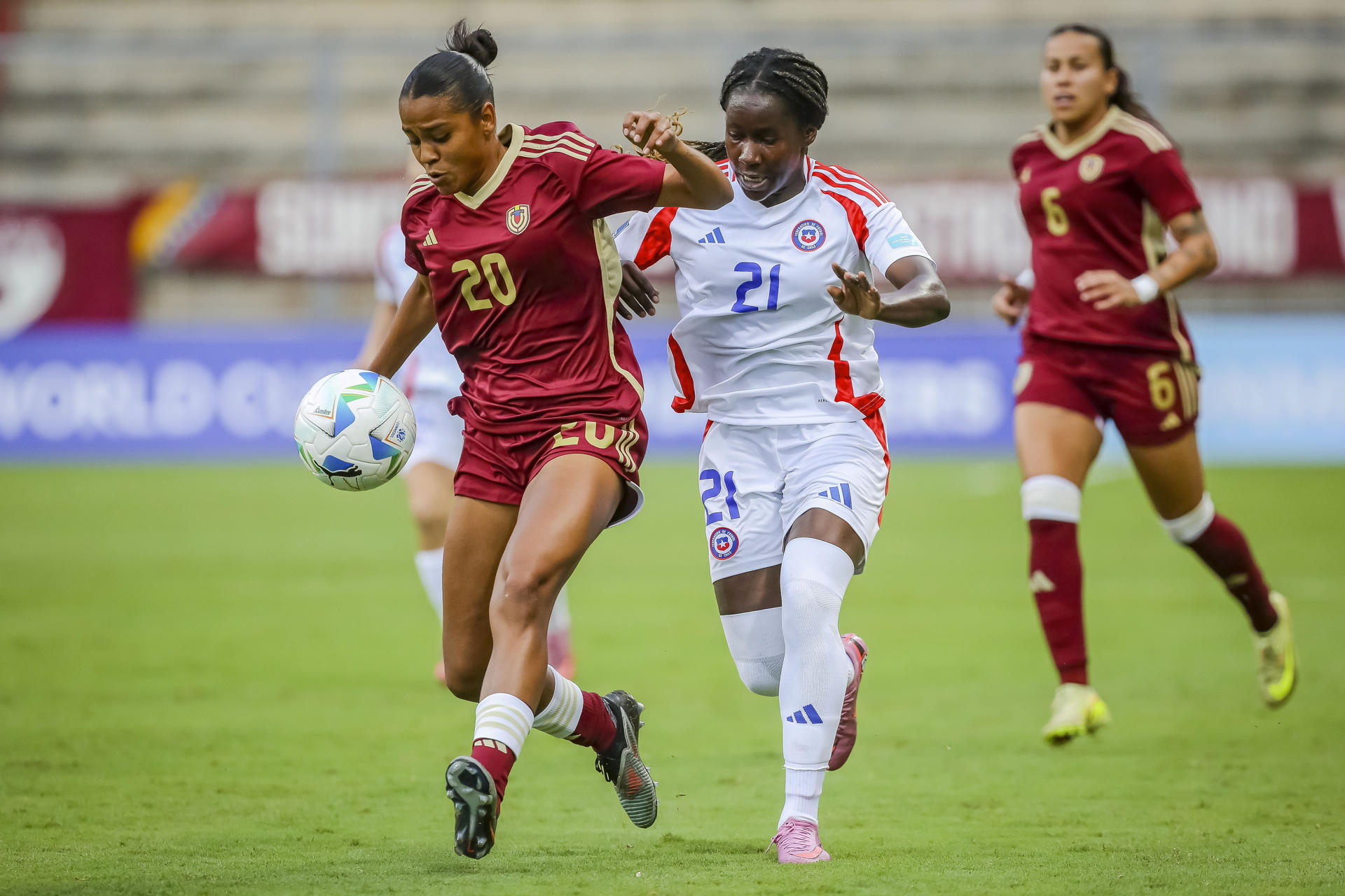 Sonya Keefe (d), de Chile, disputa el balón con Gabriela García, de Venezuela, en un partido de la Liga de Naciones Femenina entre Venezuela y Chile en el Estadio Metropolitano de Lara, Cabudare (Venezuela). EFE/Edison Suárez 