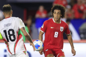 El centrocampista Adalberto 'Coco' Carrasquilla disputa un balón con el defensor surinamés Tjaronn Chery durante el partido de la cuarta jornada del Grupo A de las eliminatorias de la Concacaf para el Mundial de 2026 jugado este martes en el estadio Rommel Fernández Gutiérrez, de Ciudad de Panamá. EFE/ Bienvenido Velasco