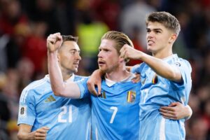 El belga Kevin De Bruyne celebra con sus compañeros se selección tras marcar en Cardiff en la fase de clasificación para el Mundial. EFE/EPA/DIMITRIS LEGAKIS