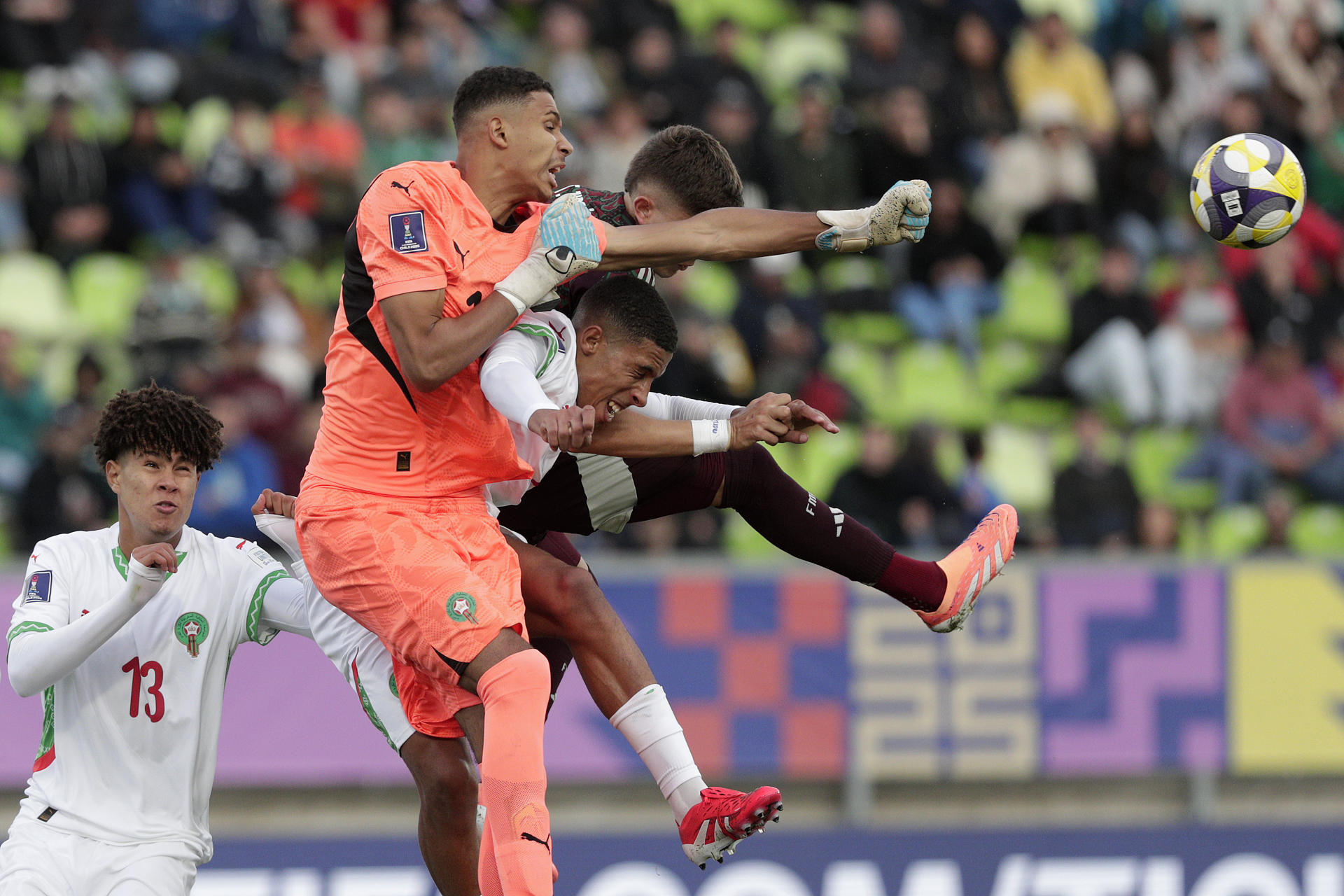 Ibrahim Gomis (i-arriba) de Marruecos disputa el balón con Tahiel Jiménez (d-arriba) de México en un partido del grupo C de la Copa Mundial Sub-20. EFE/Adriana Thomasa