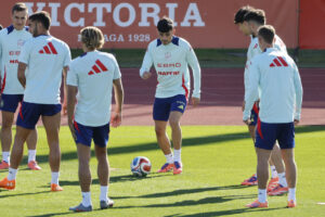 El centrocampista Pedri (c) durante un entrenamiento de la selección española en la Ciudad del Fútbol de Las Rozas, Madrid. EFE/ Mariscal