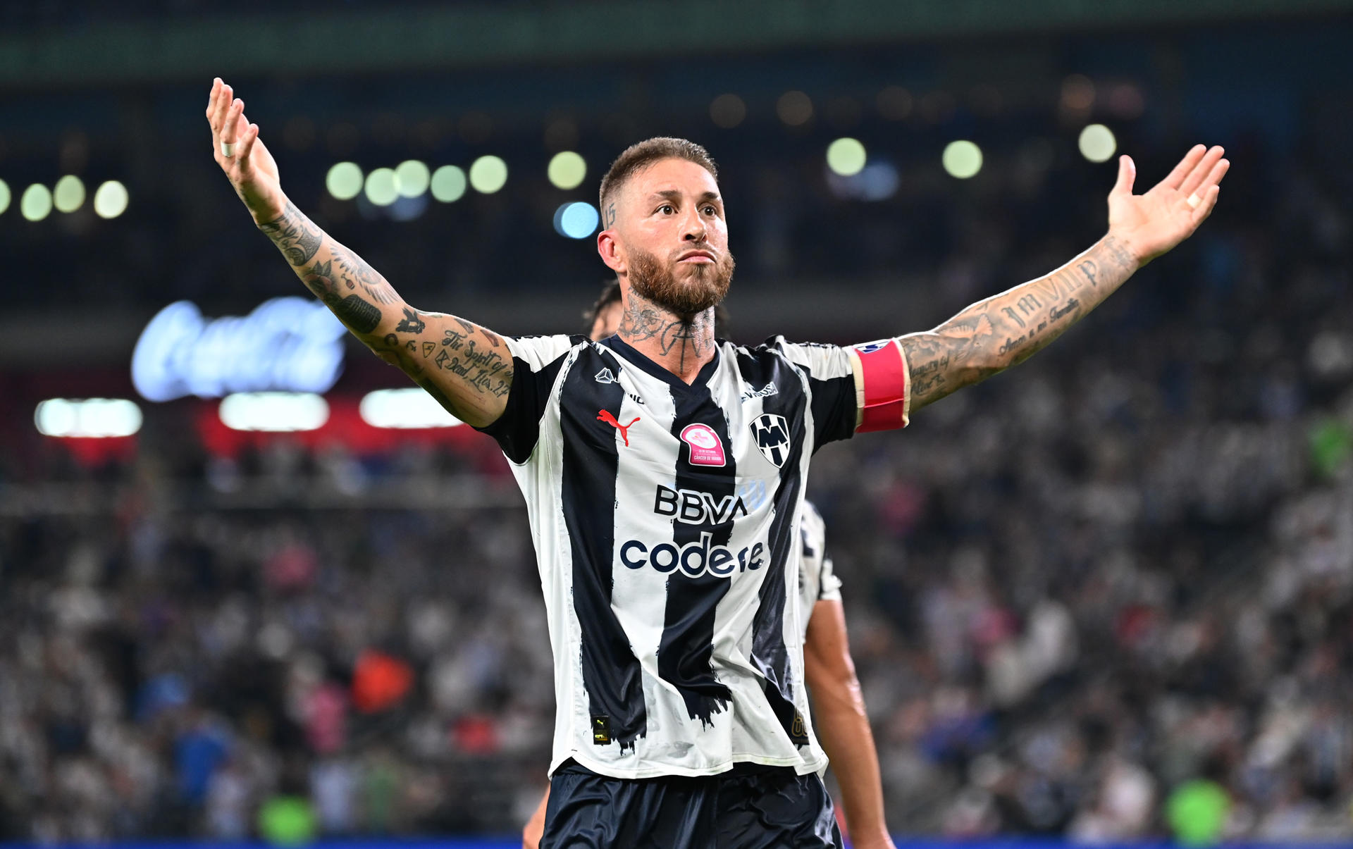 El central español Sergio Ramos celebra un gol de penalti que selló este sábado el empate 1-1 de Monterrey con Pumas en partido de la fecha 13 del Torneo Apertura mexicano jugado en el estadio BBVA,de Guadalupe. EFE/ Miguel Sierra 