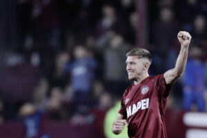 Rodrigo Castillo, el héroe de Lanús en esta semifinal, celebra el gol de su autoría con el que su equipo venció en la Copa Sudamericana a la U de Chile en el estadio Ciudad de Lanús - Néstor Díaz Pérez, en Lanús (Argentina). EFE/Juan Ignacio Roncoroni