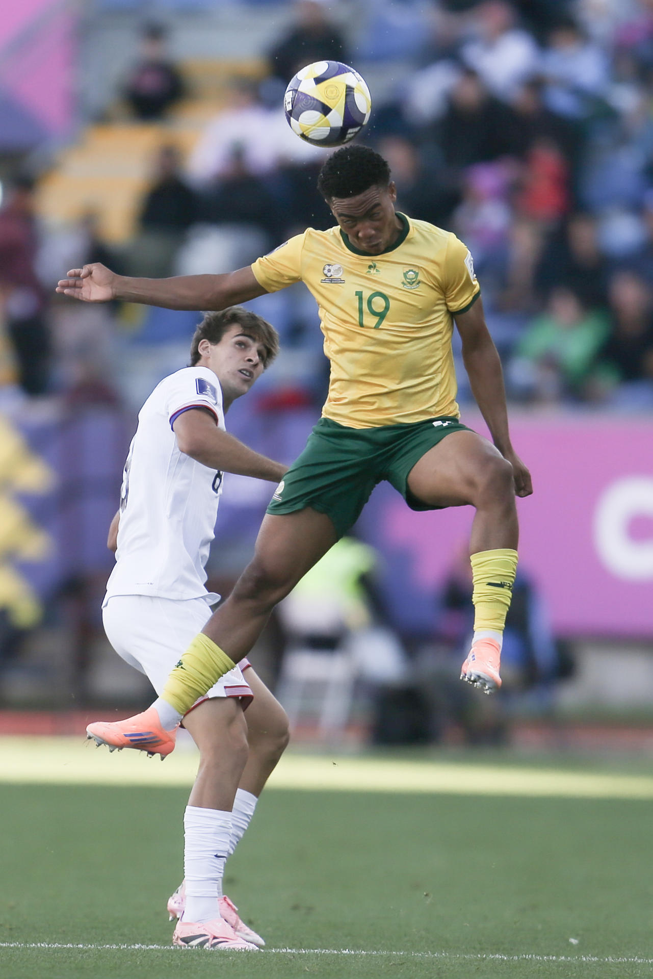 Thato Majoro Sibiya (d), de Sudáfrica, salta ante la mirada de Benja Cremaschi, de Estados Unidos, en el Mundial Sub-20 en Rancagua (Chile). EFE/Ailen Díaz
