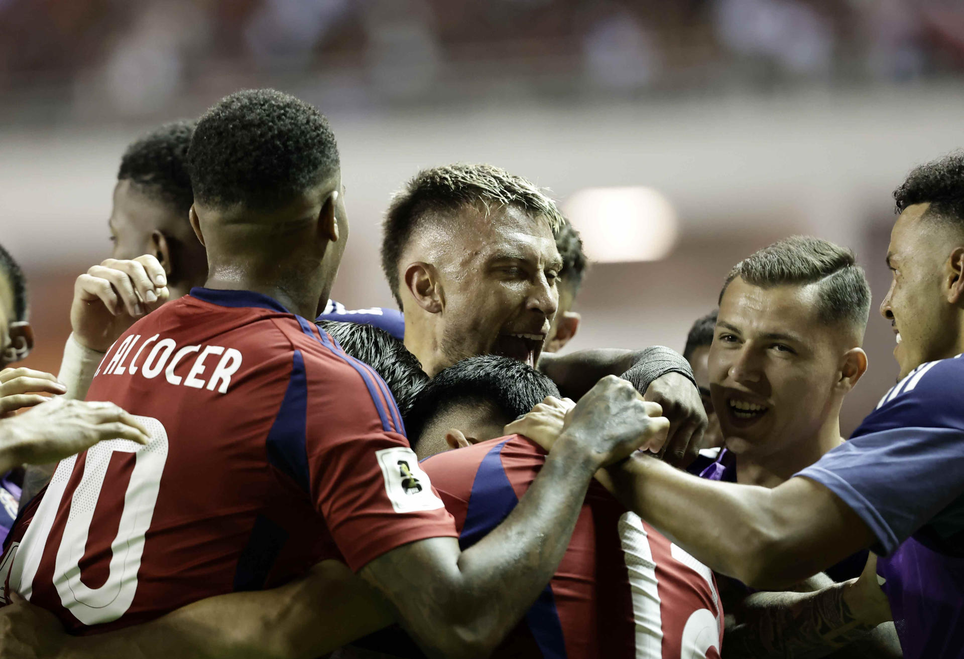 Costa Rica con doblete de Martínez vuelve a la pelea por un cupo en el Mundial