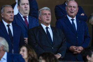.-El presidente del Barcelona Joan Laporta, durante el partido de la jornada 3 de la Liga de Campeones entre el Barcelona y el Olimpiacos, en el Estadi Olímpic Lluís Companys.-EFE/ Siu Wu