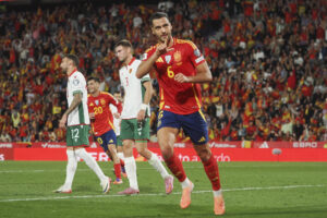 El centrocampista de la selección española de fútbol Mikel Merino celebra su gol en el partido de clasificación para el Mundial 2026 que los combinados nacionales de España y Bulgaria disputan en el estadio José Zorrilla, en Valladolid. EFE/R. García