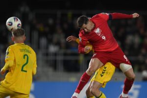 El polaco Robert Lewandowski marca el 0-2 durante el partido de clasificación al Mundial 2026 que han jugado Lituania y Polonia en Kaunas, Lituania. EFE/EPA/Piotr Nowak