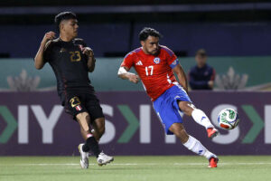 Fotografía cedida por la Federación de Fútbol de Chile en la que se observa a Gabriel Suazo (d) de Chile en disputa del balón con Joao Grimaldo de Perú este viernes en un partido amistoso en el estadio Bicentenario de La Florida, en Santiago. EFE/ Federación de Fútbol de Chile