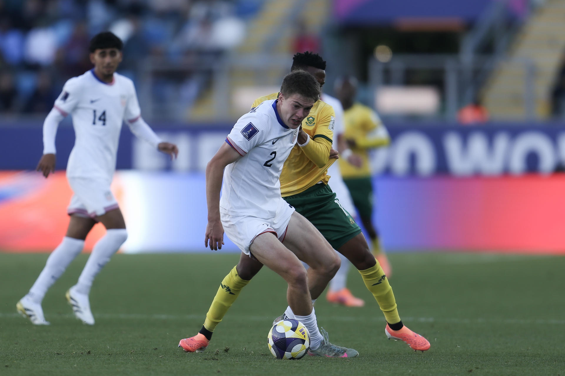 Kutlwano Letlhaku (atrás), de Sudáfrica, disputa el balón con Reed Baker-Whiting, de Estados Unidos, en el cierre del grupo E del Mundial Sub-20 en Chile. EFE/Ailen Díaz