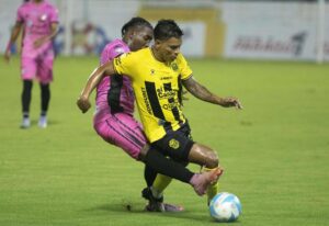 Brayan Moya (d), de Real España, disputa el balón con Jhon Suazo, de Choloma, este sábado en un partido de la Liga de Honduras jugado en el estadio Francisco Morazán, en San Pedro Sula. EFE/ José Valle