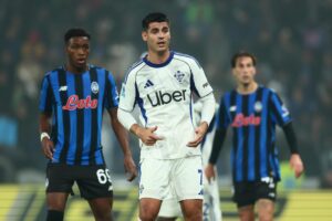 El jugador del Como Alvaro Morata (c) en acción durante el partido de la Serie A que han jugado Atalanta BC y Como 1907 en el New Balance Arena ie Bérgamo, Italia. EFE/EPA/MICHELE MARAVIGLIA