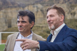 El presidente de la Conmebol, Alejandro Domínguez (d), participa junto al ganador de las elecciones presidenciales en Bolivia, Rodrigo Paz Pereira, durante un evento por el centenario de la Federación Boliviana de Fútbol (FBF) este lunes, en La Paz (Bolivia). EFE/Gabriel Márquez
