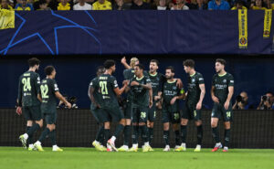 El centrocampista del Manchester Bernardo Silva (3-d) celebra con sus compañeros tras marcar el segundo gol ante el Villarreal, durante el partido de la Liga de Campeones que Villarreal CF y Manchester City disputan en el estadio La Cerámica. EFE/Andreu Esteban.