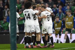 Nick Woltemade celebra con sus compañeros el gol de la victoria de Alemania ante Irlanda del Norte en la fase de clasificación para el Mundial 2026 jugado en Belfast. EFE/EPA/MARK MARLOW