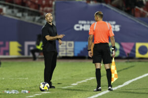 El entrenador de México, Eduardo Arce, durante el partido de cuartos de final del Mundial Sub-20 de Chile ante Argentina en el estadio Nacional en Santiago. EFE/Osvaldo Villarroel