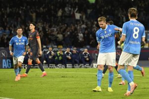 Kevin De Bruyne (C) nota la lesión tras anotar el gol de penalti del Nápoles contra el Inter FC, en la Serie A. EFE/EPA/CIRO FUSCO
