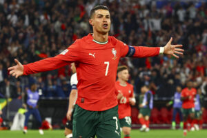 Cristiano Ronaldo, primer jugador de fútbol milmillonario. EFE/EPA/Anna Szilagyi