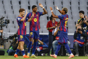El centrocampista del Barcelona Fermín López (i), celebra su gol contra Olimpiacos, durante el partido de la jornada 3 de la Liga de Campeones entre el Barcelona y el Olimpiacos, este martes en el Estadi Olímpic Lluís Companys.-EFE/ Alberto Estévez