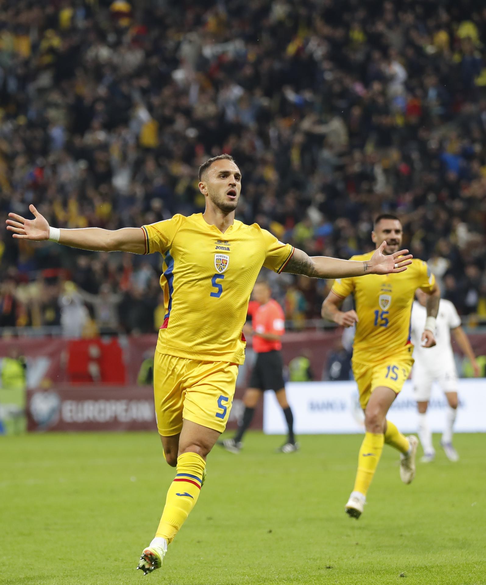 El jugador rumano Virgil Ghita celebra el 1-0 durante el partido del grupo H que han jugado Rumanía y Austria en Bucarest, Rumanía. EFE/EPA/ROBERT GHEMENT 