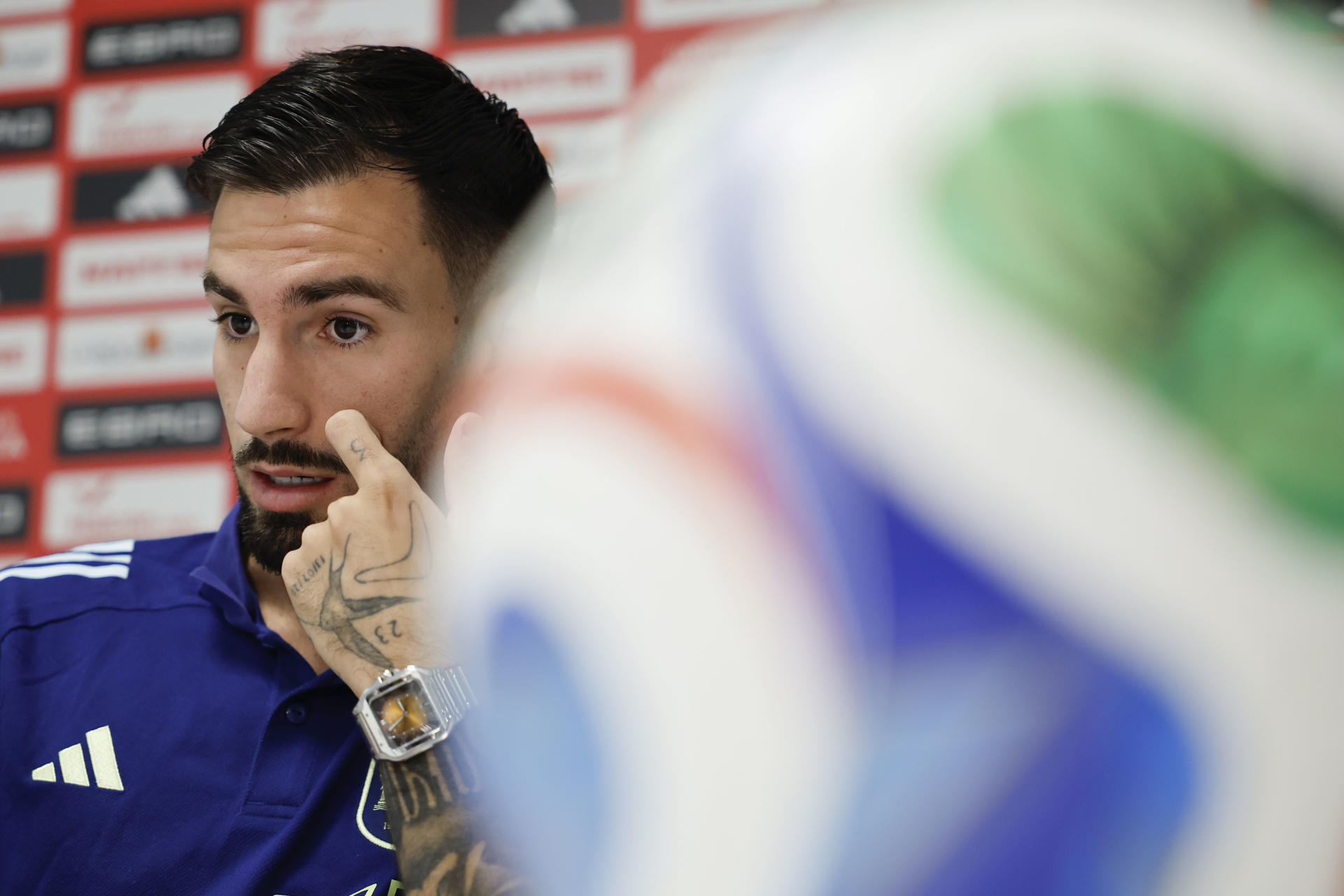 El centrocampista de la selección y del Atlético de Madrid Álex Baena durante la entrevista que ha concedido a la agencia EFE en Madrid en la Ciudad del Fútbol de Las Rozas (Madrid). EFE/ Mariscal