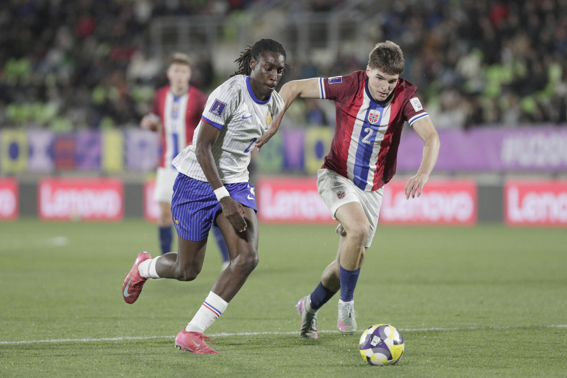 Luca Høyland (d) de Noruega disputa un balón con Gady Beyuku de Franciadurante un partido de cuartos de final de la Copa Mundial Sub-20. EFE/ Adriana Thomasa