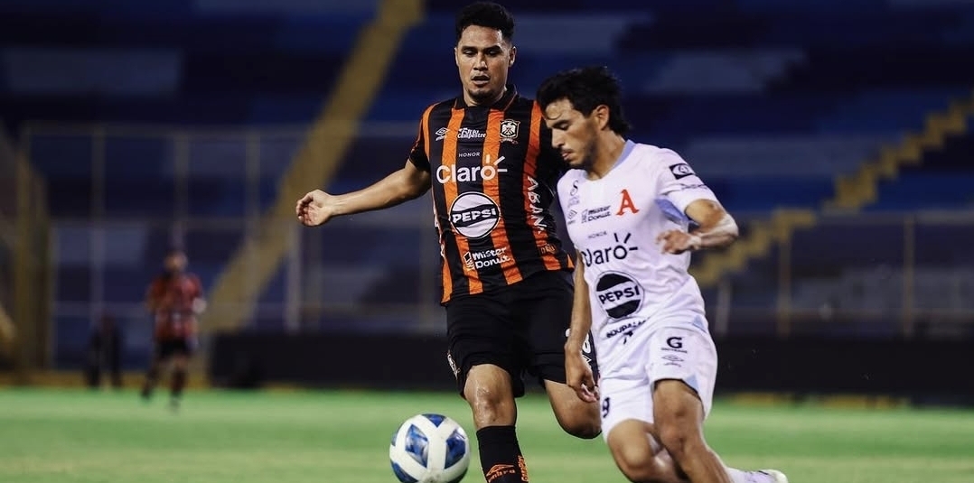 El Águila vence al líder y sube en la tabla de El Salvador
