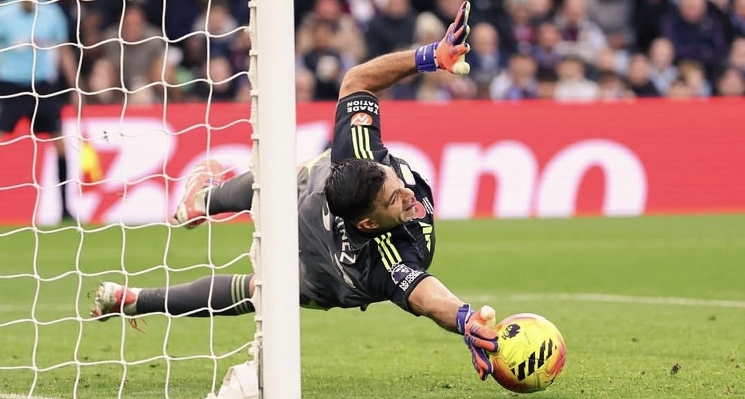 Los albicelestes Dibu Martínez y Buendia, guías de un Aston Villa imparable