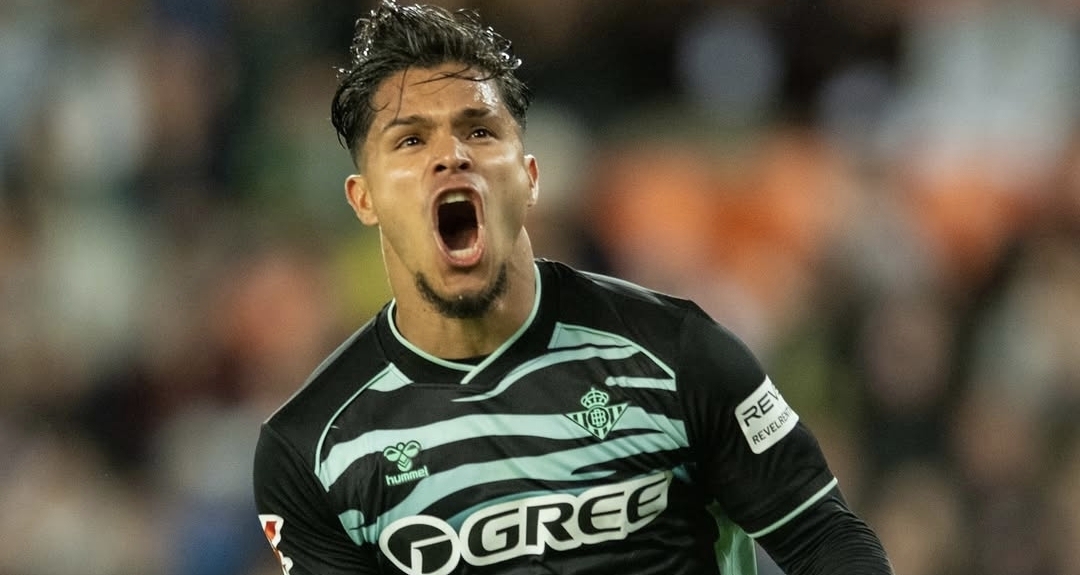 Una anotación del colombiano Cucho Hernández mantiene al Betis en puestos europeos