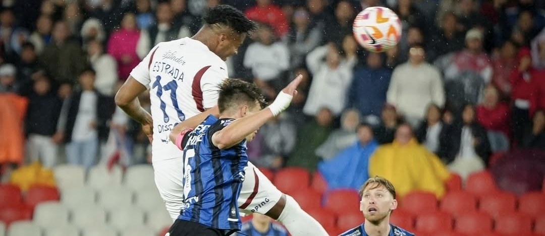 Un gol del argentino Alzugaray le da triunfo a Liga de Quito y aplaza título de Independiente del Valle