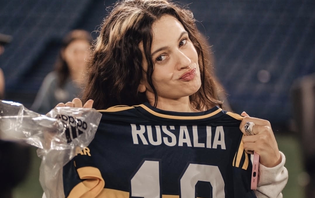 Con la camiseta de Boca Juniors, Rosalía acude a La Bombonera en su visita a Buenos Aires